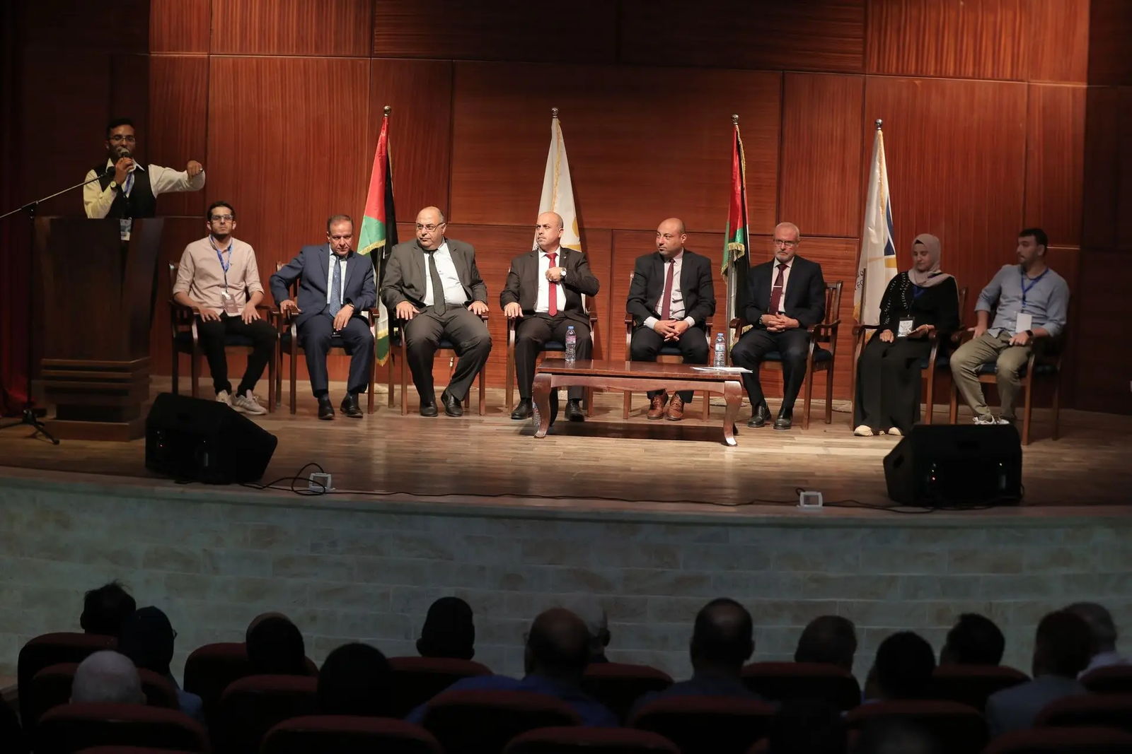 الجلسات الحوارية والملتقيات الاستراتيجية